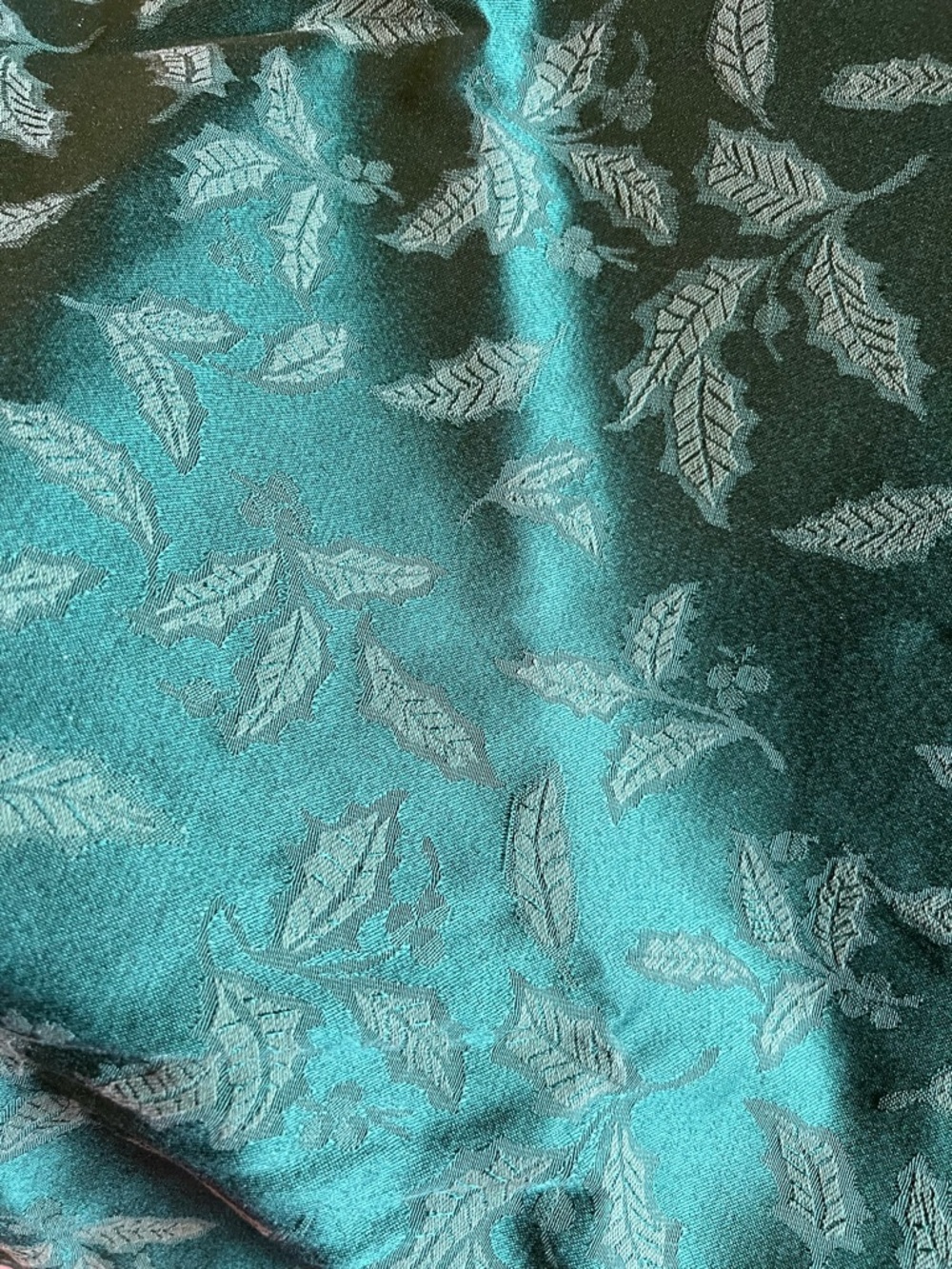 Green Holly Pattern Holiday/Christmas Round Table Cloth 140”